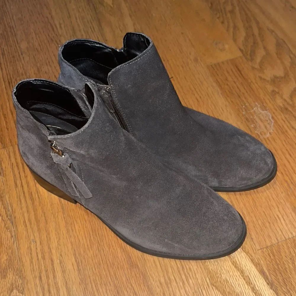 Steve Madden “Dacey” Gray Leather Ankle Booties w/ Silver Hardware & Tassel- 6M